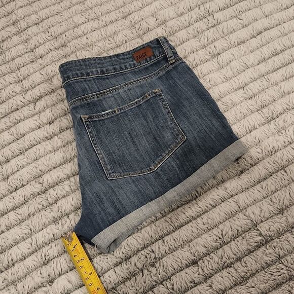 Medium wash Paige roll up jean shorts size 32. - Picture 8 of 9